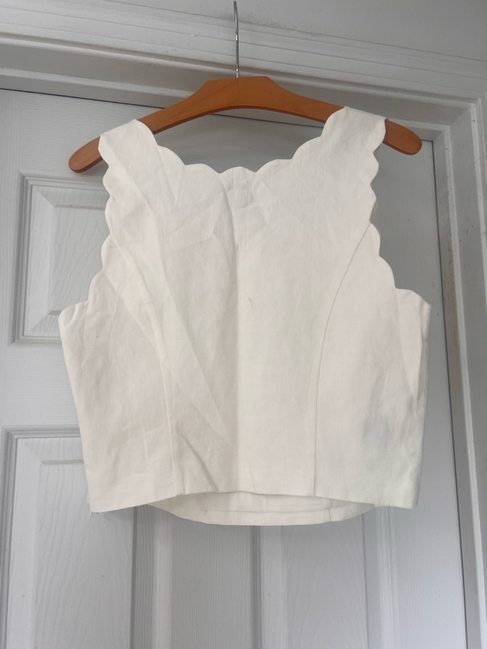 GAP Off White Scallop-Edge Linen  Top
Sz Medium 
Linen/ classy - Picture 4 of 7